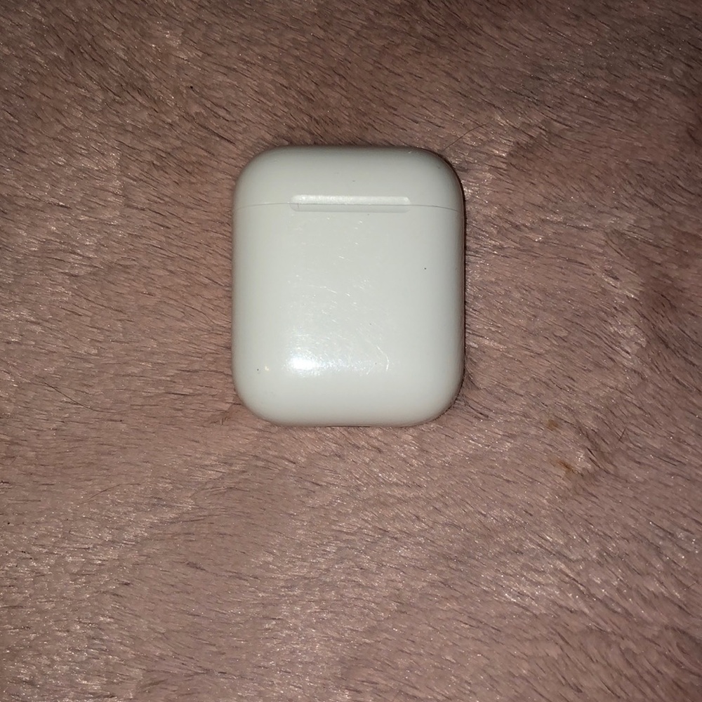 AirPods charging case